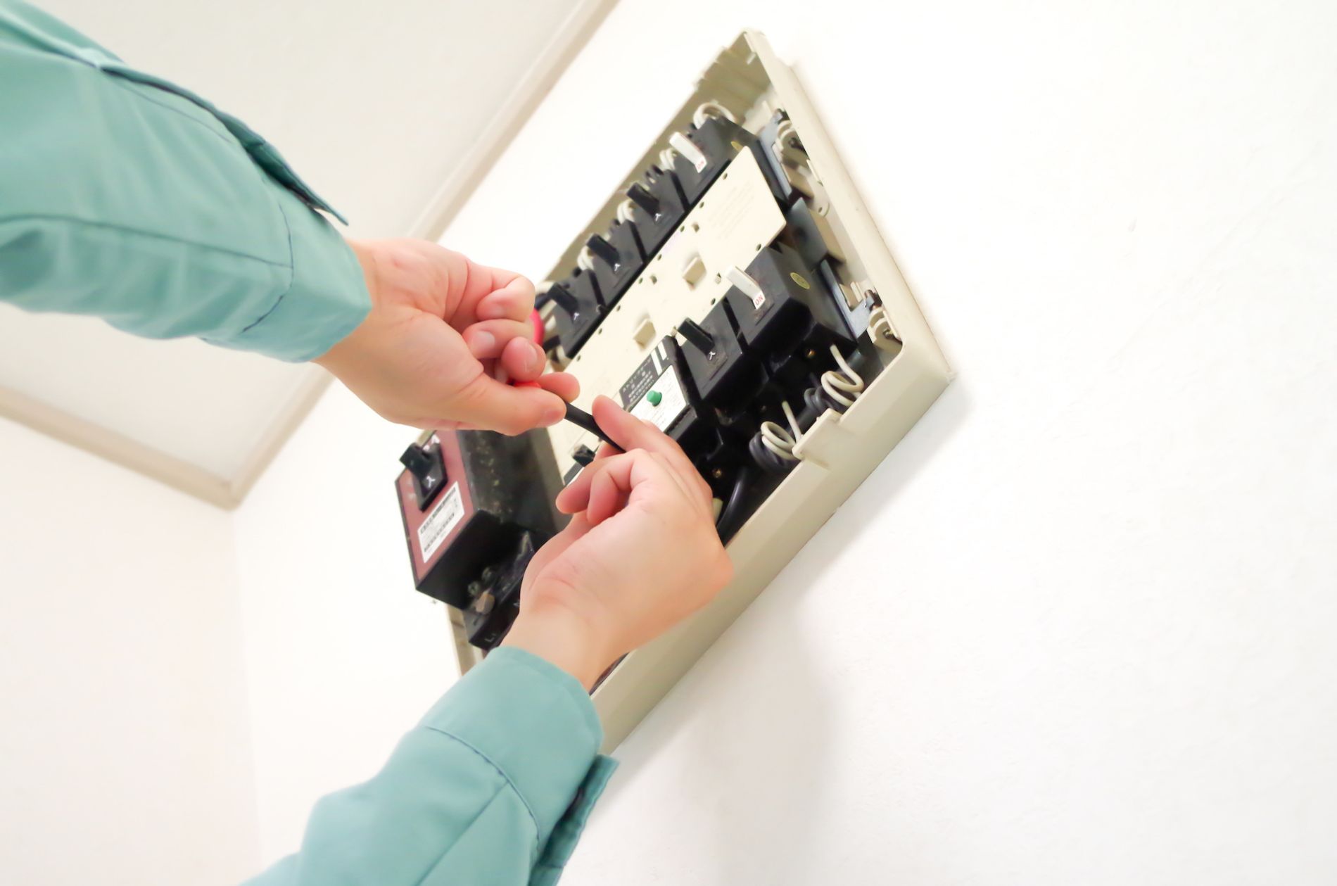 電気工事でお悩み解決 | 茨城県つくば市の住宅設備ならつくばアシストフィックスオール株式会社